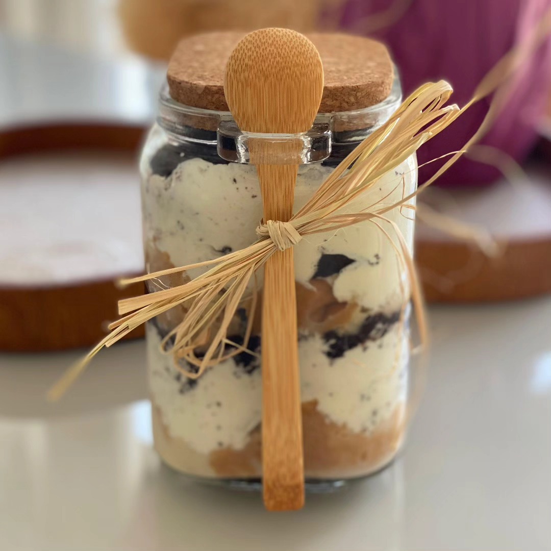 Sobremesa artesanal no pote com colher de madeira