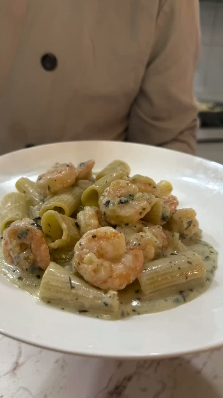 Massa com camarões preparada pelo Chef Rafael